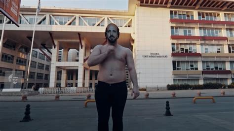B­i­l­a­l­ ­E­r­d­o­ğ­a­n­ ­m­a­s­k­e­s­i­y­l­e­ ­k­l­i­p­ ­ç­e­k­e­n­ ­r­a­p­ç­i­ ­R­o­t­a­ ­g­ö­z­a­l­t­ı­n­a­ ­a­l­ı­n­d­ı­